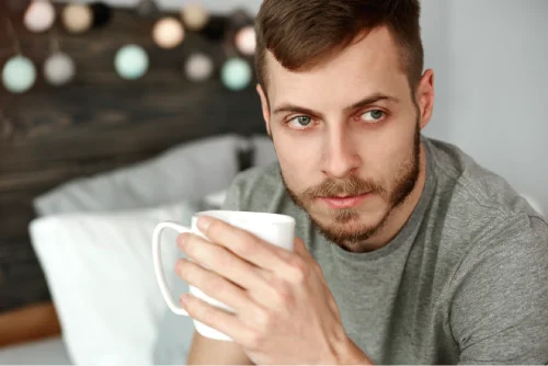 Mężczyzna pijący ziołową herbate